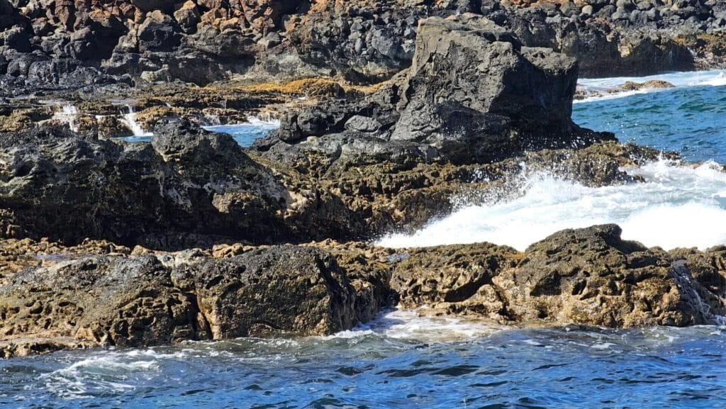 Waves breaking on rocks in HI