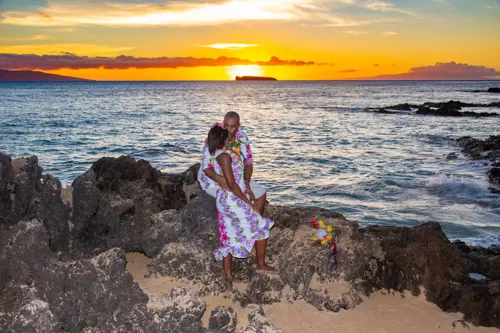 Sunset beach photo after wedding in Maui